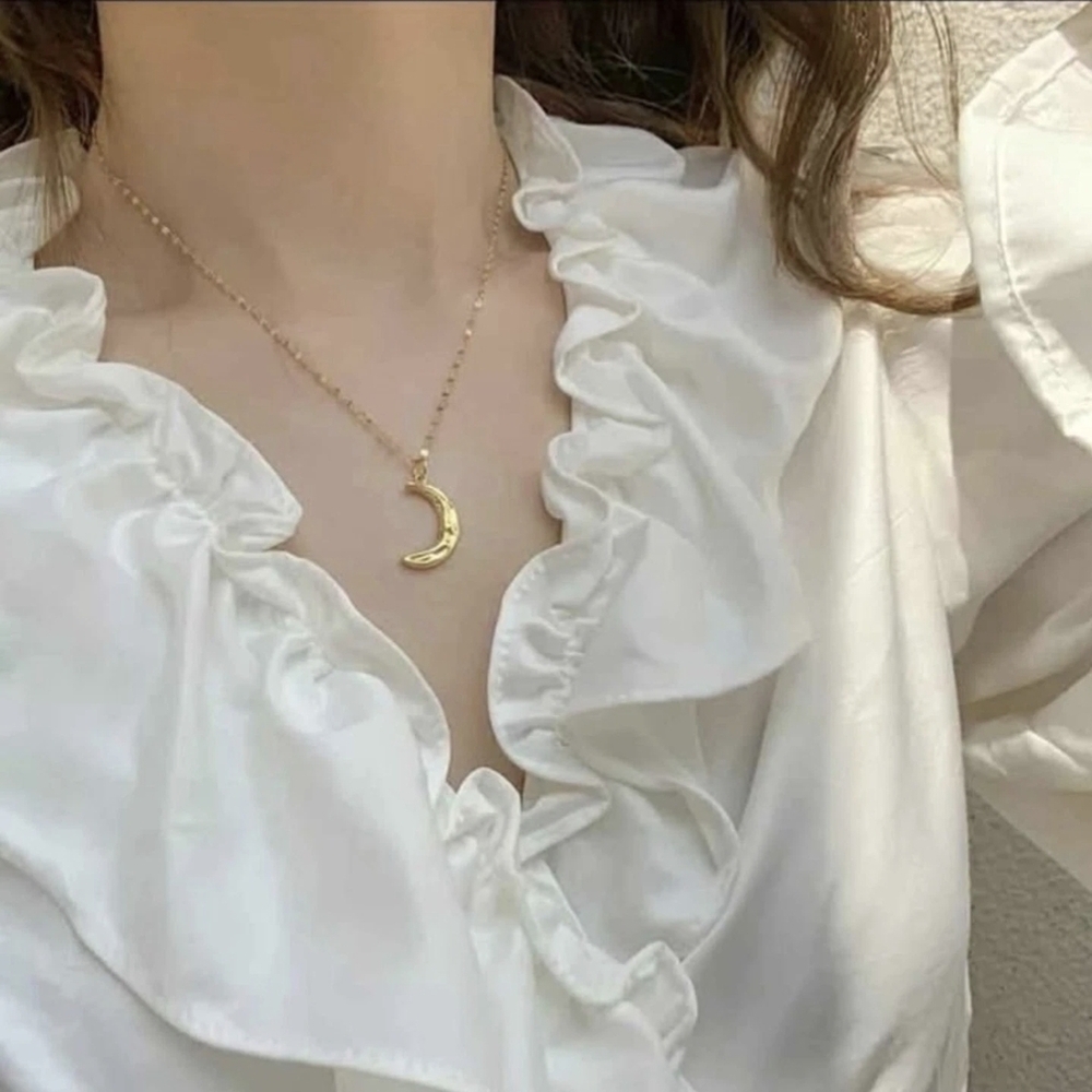 Elegant Gold Crescent Moon Necklace - Picture 9 of 9